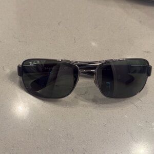 Ray-Ban Black Sunglasses with Green Polarized lenses RB3522